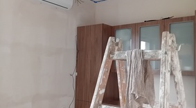 Rozpoczęto malowanie kolejnych pomieszczeń.