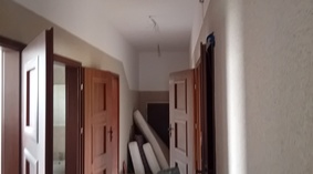Rozpoczęto malowanie kolejnych pomieszczeń.