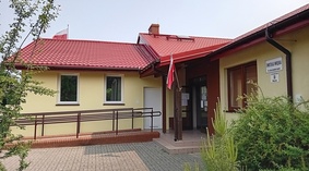 Odbiór końcowy robót. Widok z zewnątrz dodatkowej zaadoptowanej sali na potrzeby Domu Dziennego Poby