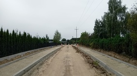 Układanie chodnika na kolejnym odcinku drogi na ul. M. Konopnickiej.