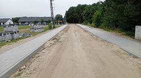 Układanie chodnika na kolejnym odcinku drogi na ul. M. Konopnickiej.