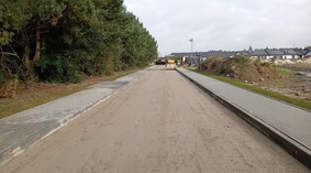 Końcowe przygotowanie wbudowanej podbudowy przed wykonaniem nawierzchni bitumicznej.