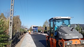Wykonawca przystąpił do wykonania pierwszej warstwy nawierzchni bitumicznej-warstwy wiążącej.