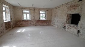 Rozpoczęto roboty rozbiórkowe i wyburzeniowe. Przystąpiono do wyburzania ścianek działowych i skucia