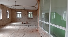 Rozpoczęto roboty rozbiórkowe i wyburzeniowe. Przystąpiono do wyburzania ścianek działowych i skucia