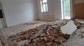 Rozpoczęto roboty rozbiórkowe i wyburzeniowe. Przystąpiono do wyburzania ścianek działowych i skucia