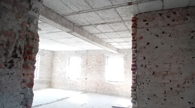 Wyburzanie ścianek działowych i skucie tynków.