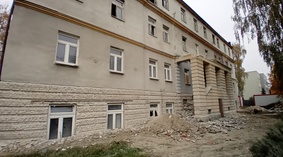 Przystąpiono do skucia tynków zewnętrznych.