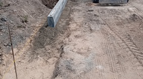 Przystąpiono do wbudowania krawężników.