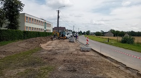 Przystąpiono do wbudowania krawężników.
