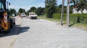 Układanie kostki brukowej.