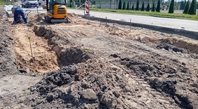 Układanie kostki brukowej na pierwszym odcinku parkingu oraz korytowanie kolejnego odcinka placu.