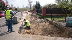 prace montowania obrzeży
