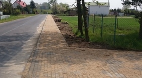 fragment ułożonej kostki i zasypanej piaskiem