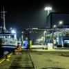 Port rybacki i stocznia nocą