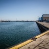 Widok z nabrzeża portu na basen portowy i Morze Bałtyckie