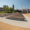 Miejsca siedzące oraz scena do występów na estradzie