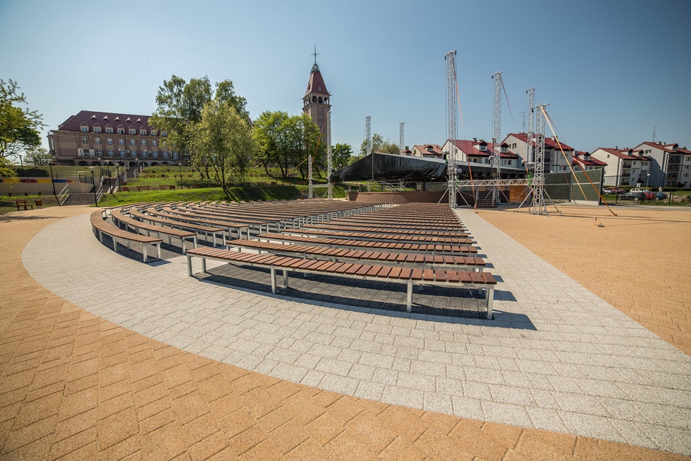 Miejsca siedzące oraz scena do występów na estradzie