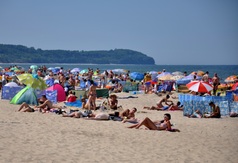 Turyści wypoczywający na plaży we Władysławowie, w tle przylądek Rozewie.