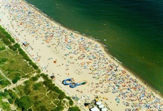 Widok z lotu ptaka na plaże i wypoczywających turystów we Władysławowie.