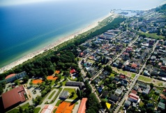 Widok z lotu ptaka na część miasta Władysławowo oraz linię brzegową.