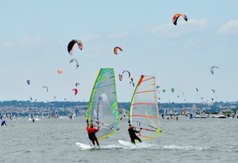 Windsurferzy i kitesurferzy na wodach Zatoki Puckiej.