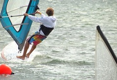 Mężczyzn pływający na desce windsurfingowej na Zatoce Puckiej.