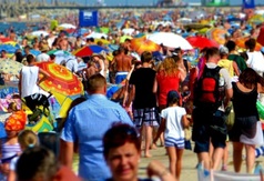 Tłumy turystów na plaży we Władysławowie.