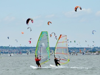 Windsurferzy i kitesurferzy na wodach Zatoki Puckiej.