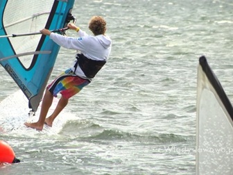 Mężczyzn pływający na desce windsurfingowej na Zatoce Puckiej.
