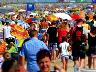 Tłumy turystów na plaży we Władysławowie.