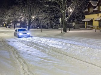 Aleja Żeromskiego i przejeżdżający samochód tuż po śnieżycy.