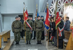 Żołnierze uczestniczący w uroczystej mszy świętej.
