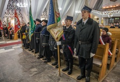 Przedstawiciele policji oraz pozostałe delegacje stojące w pierwszym rzędzie podczas mszy świętej.