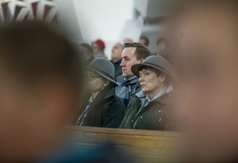 Burmistrz Władysławowa oraz inne osoby na różnych planach uczestniczące podczas mszy świętej.