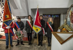 Delegacja Zespołu Szkół nr 1 we Władysławowie ze sztandarem podczas mszy świętej.