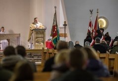 Ujęcie uczestników mszy oraz proboszcza koncelebrującego uroczystą liturgię.