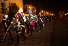 Delegacje wraz ze sztandarami, uczestniczące w obchodach 96. rocznicy Zaślubin Polski z Morzem.