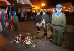 Delegacja drużyny harcerskiej pod pomnikiem Antoniego Abrahama.