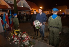 Przedstawiciele osiedla Cetniewo składają wiązankę kwiatów pod pomnikiem.