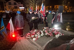 Reprezentacja Ochotniczej Straży Pożarnej składa kwiaty pod pomnikiem.