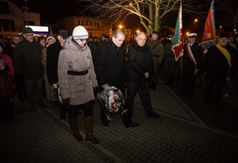 Przedstawiciele osiedla Śródmieście składający kwiaty pod pomnikiem.
