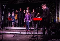 Występ uczestników warsztatów wokalnych przy akompaniamencie Piotra Kajetana Matczuka z zespołu Pira