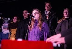 Występ uczestników warsztatów wokalnych przy akompaniamencie Piotra Kajetana Matczuka z zespołu Pira