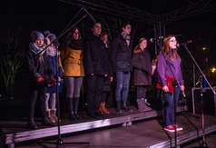 Występ uczestników warsztatów wokalnych przy akompaniamencie Piotra Kajetana Matczuka z zespołu Pira