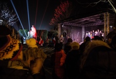 Występ uczestników warsztatów wokalnych przy akompaniamencie Piotra Kajetana Matczuka z zespołu Pira