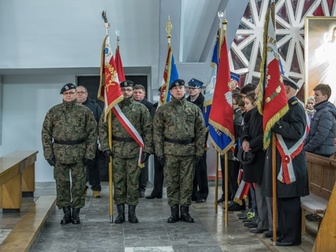 Żołnierze uczestniczący w uroczystej mszy świętej.