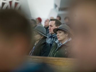 Burmistrz Władysławowa oraz inne osoby na różnych planach uczestniczące podczas mszy świętej.