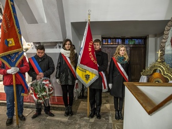 Delegacja Zespołu Szkół nr 1 we Władysławowie ze sztandarem podczas mszy świętej.
