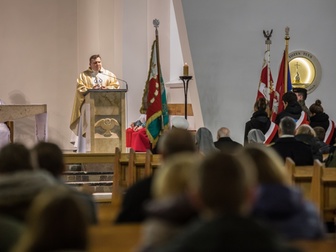 Ujęcie uczestników mszy oraz proboszcza koncelebrującego uroczystą liturgię.